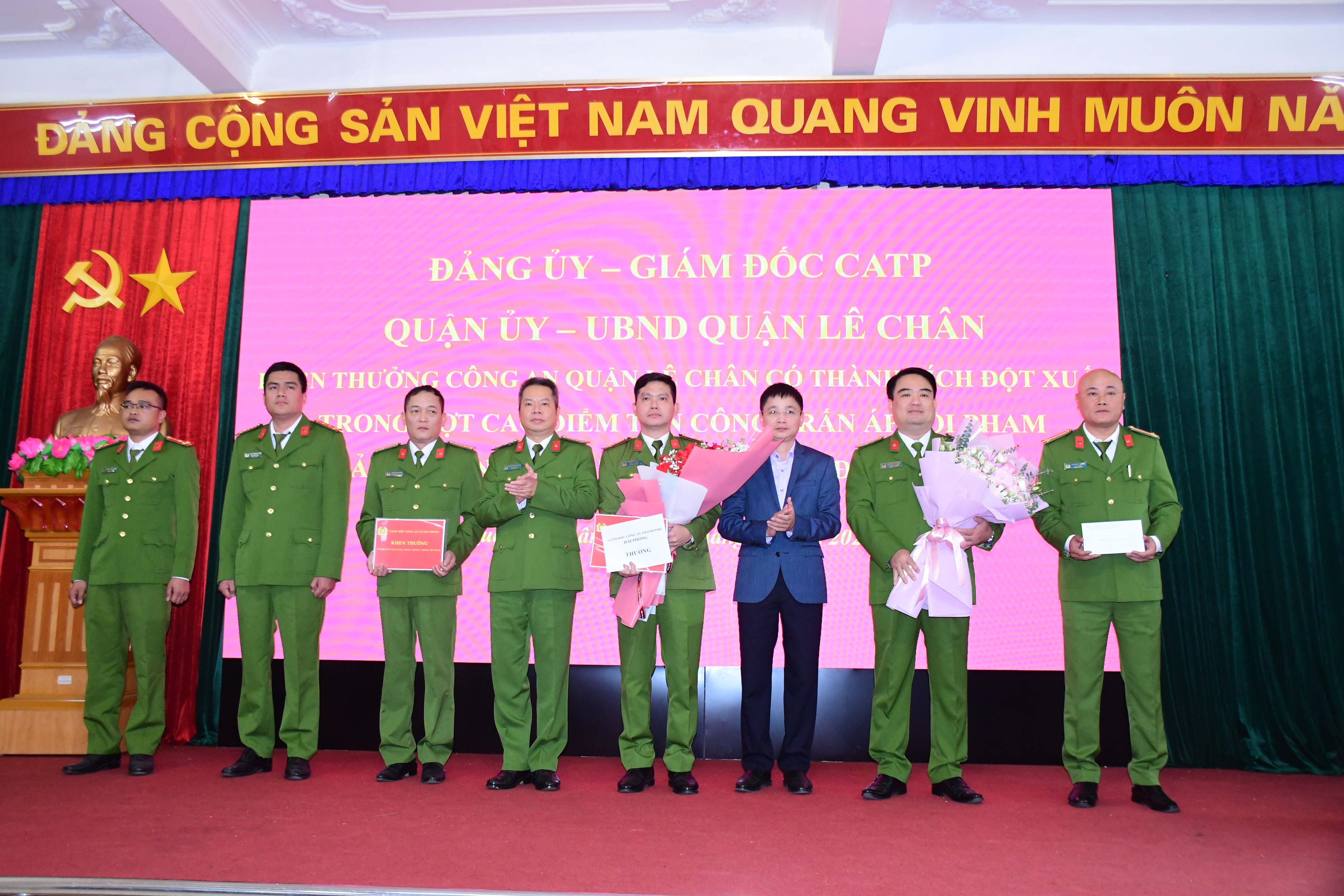 Khen thưởng Công an quận Lê Chân có thành tích xuất  sắc trong đợt cao điểm tấn công trấn áp tội phạm bảo đảm ANTT Tết Nguyên đán Quý Mão 2023